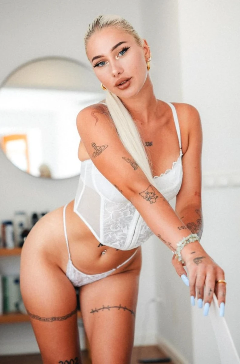 Elina escort in Düsseldorf