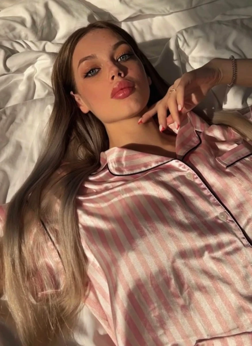 Милана escort in Frankfurt