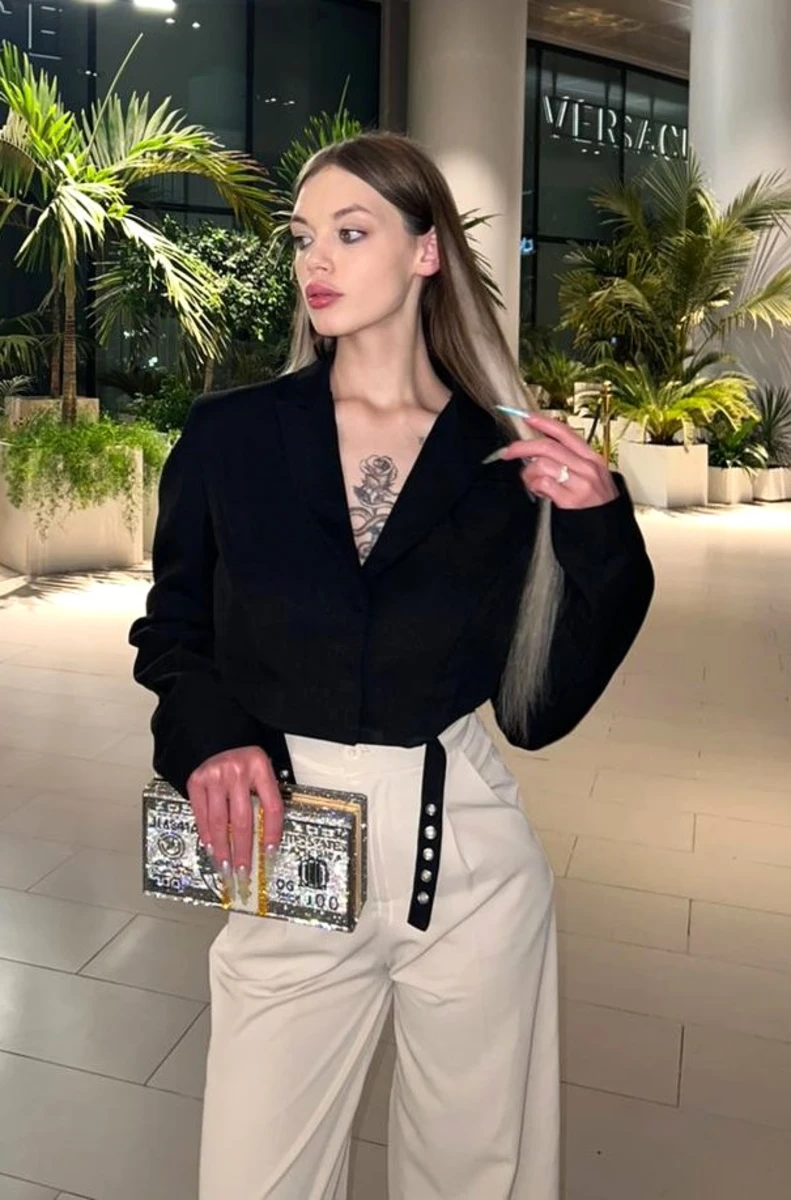 Милана escort in Frankfurt