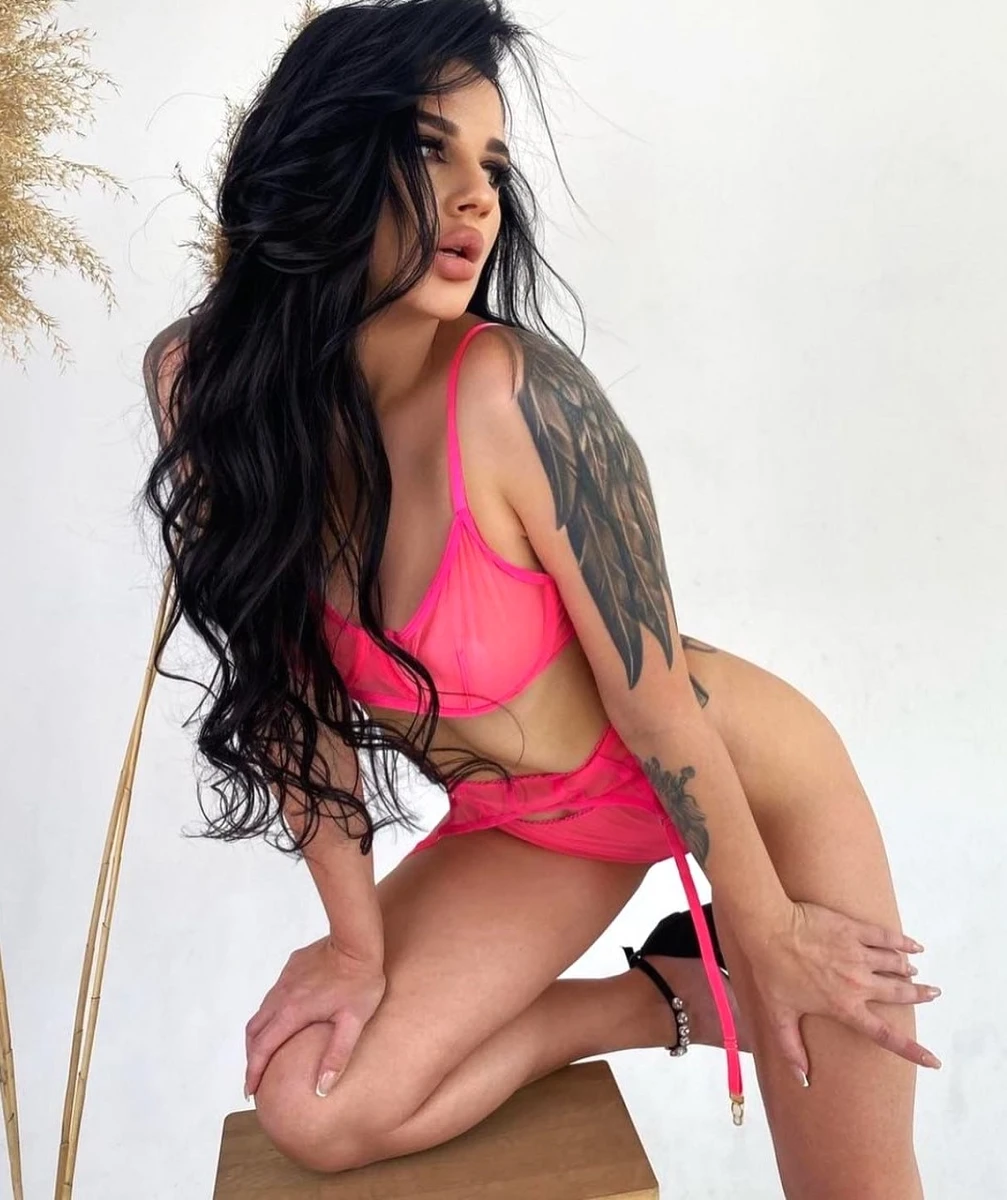 Leonika escort in Frankfurt